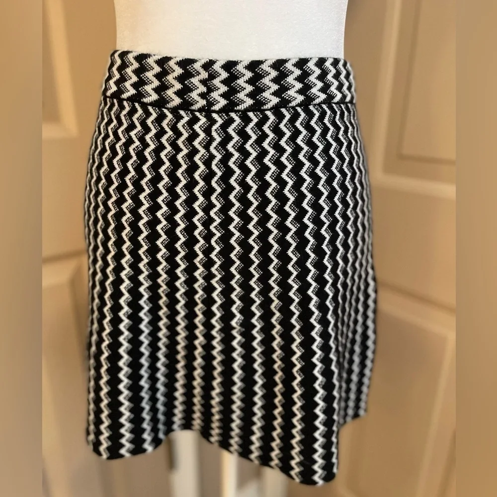 Candie’s black & white chevron stripe sweater mini skirt w/lace-up detail. Sz XS - Picture 6 of 7